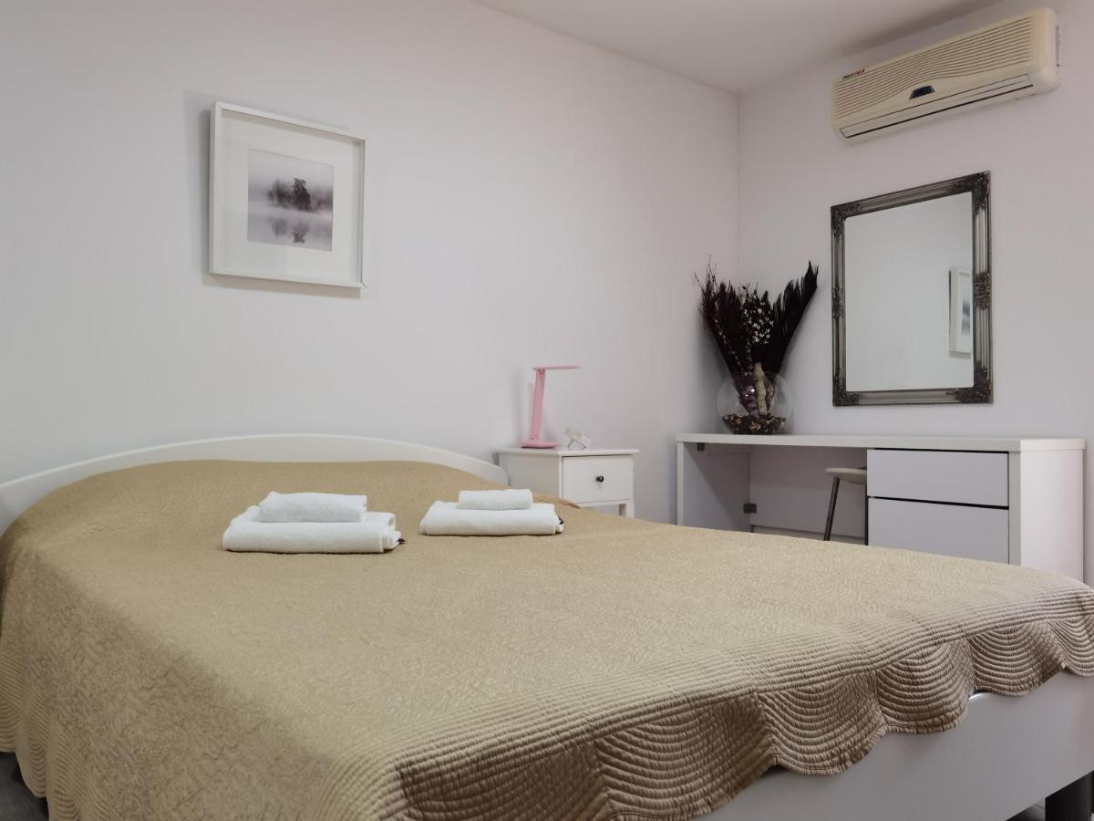 Pine And Lime Apartments Пула Екстериор снимка