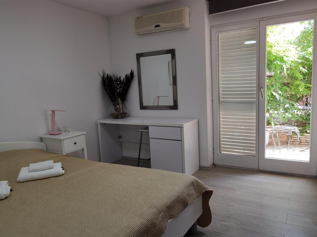 Pine And Lime Apartments Пула Екстериор снимка