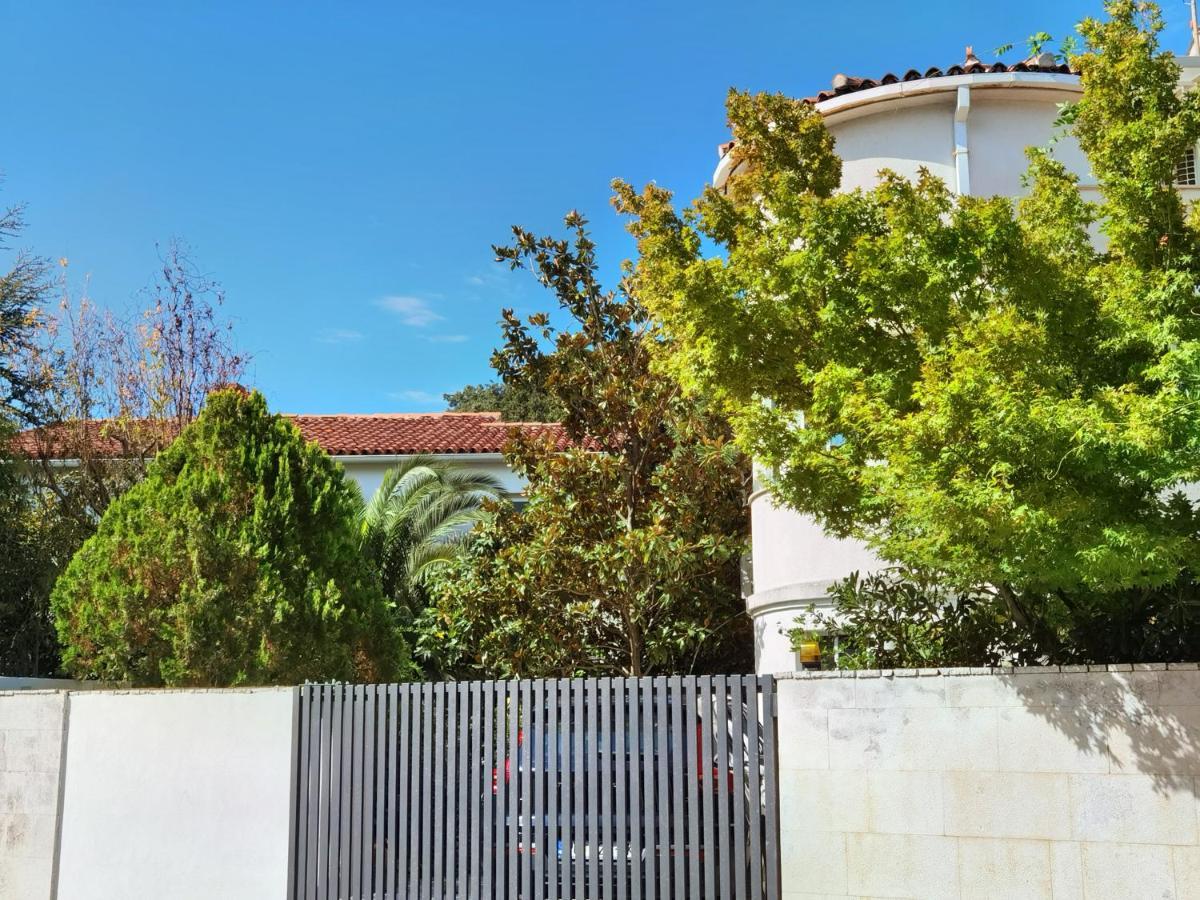 Pine And Lime Apartments Пула Екстериор снимка