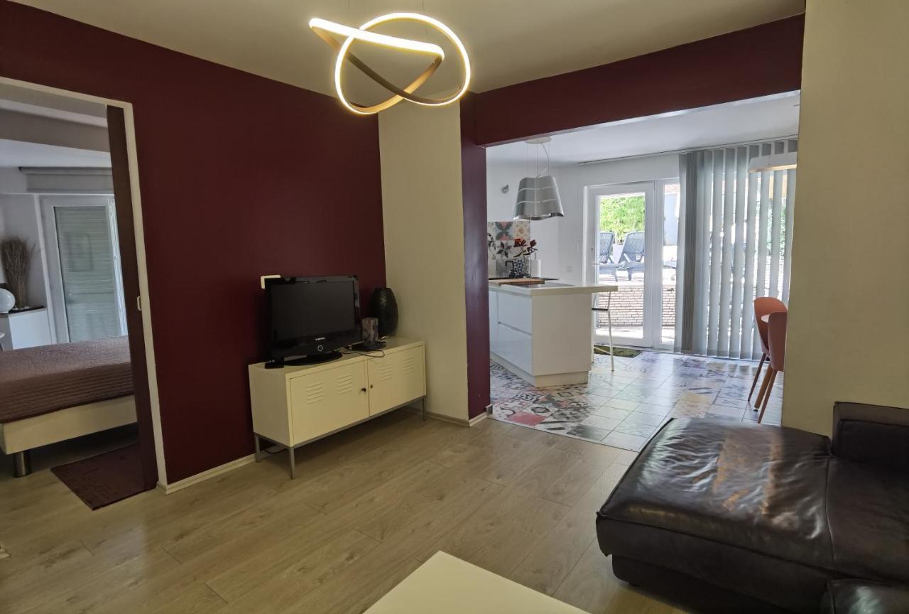 Pine And Lime Apartments Пула Екстериор снимка
